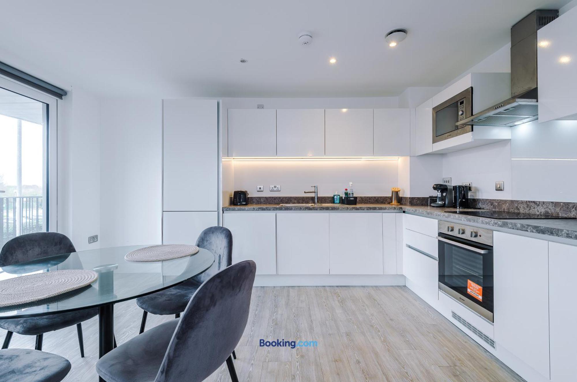 Modern 2 Bed Apartment With Balcony By Host A Home Manchester Exterior foto